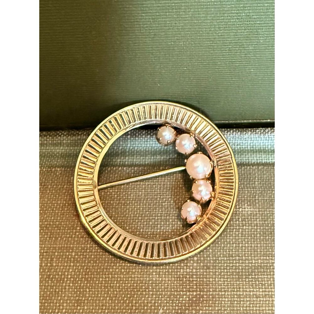 12K Gold‑Filled Pearl Circle Brooch – Engraved 1959 – 1.25”